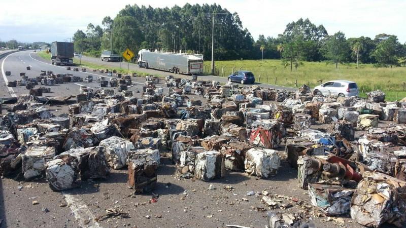 Carroceria de caminhão tomba na BR-101 e as duas vias ficam interditadas