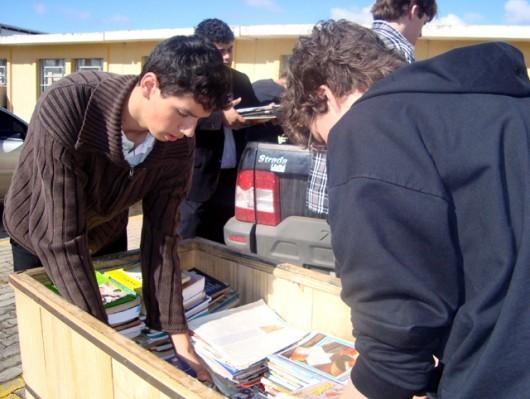 Acadêmicos levam livros à Penitenciária Sul (vídeo)