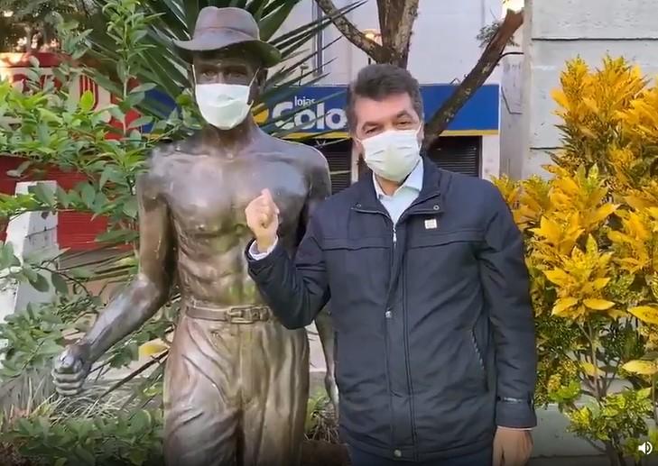 Salvaro coloca máscara em estátua do mineiro e afirma: ‘exemplo para todos’