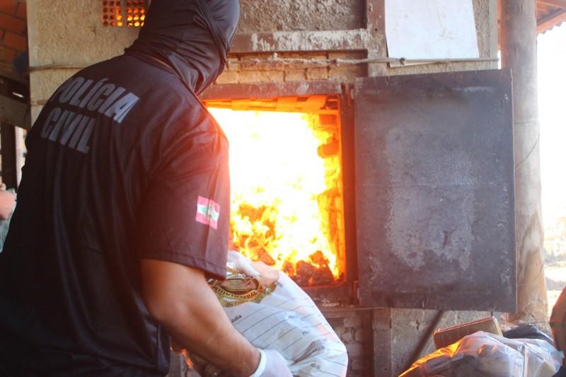 Polícia Civil incinera mais de uma tonelada de drogas em Criciúma