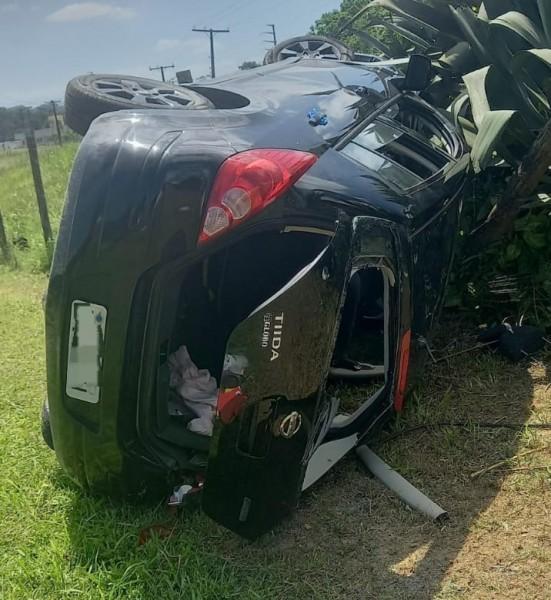 Carro com cinco ocupantes capota na rodovia Genésio Mazon, em Urussanga