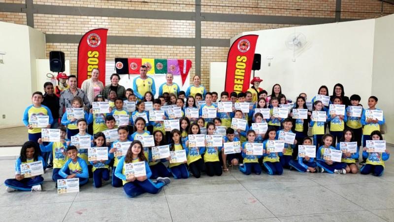 Alunos de Morro da Fumaça aprendem sobre cuidados na água no Projeto Golfinho