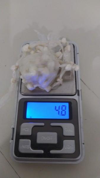 Adolescente tenta esconder 50 pedras de crack na boca