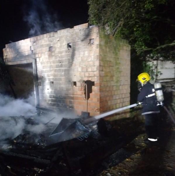 Casa de madeira é consumida por incêndio em Araranguá