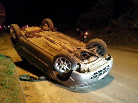 Renault Clio capota no Anel Viário, em Criciúma