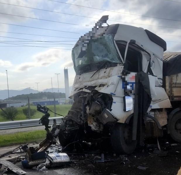 Vídeo: sob efeito de cocaína, motorista de carreta de Ermo foge da PRF e causa acidente em Joinville