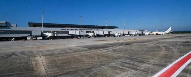 Aeroporto de Florianópolis é reaberto após aeronave ser removida da pista