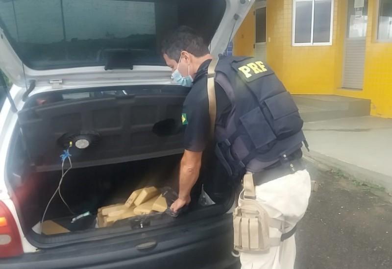 PRF apreende 30 kg de maconha em carro de Criciúma na BR-101