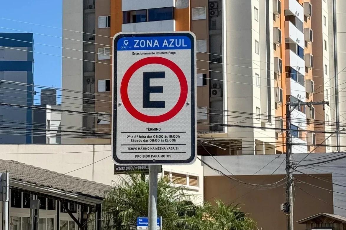 Projeto que previa cinco minutos gratuitos no estacionamento rotativo é vetado em Criciúma
