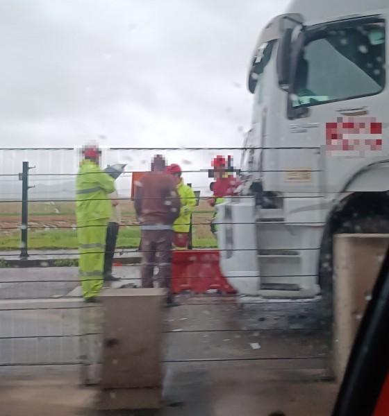 Caminhões colidem na BR-101 em Tubarão