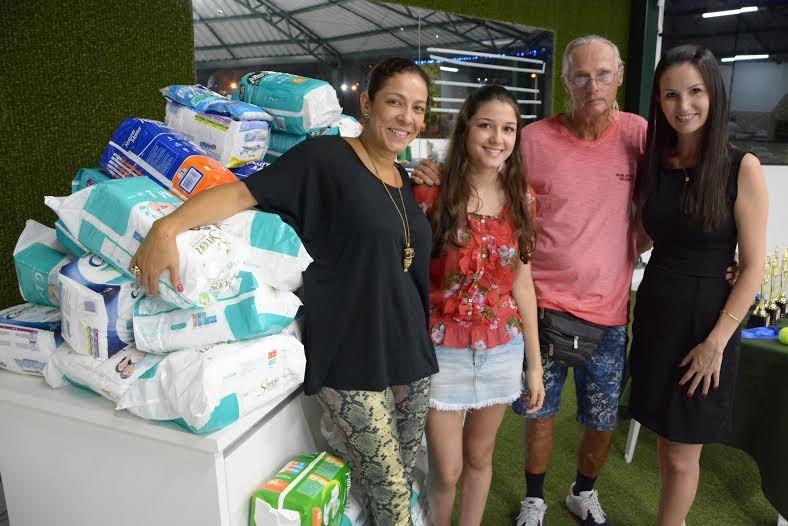 Torneio da Bondade arrecada quase 100 pacotes de fraldas na Top Tênis