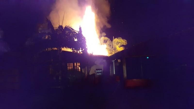 Incêndio de grandes proporções atinge centro de eventos em Nova Veneza 