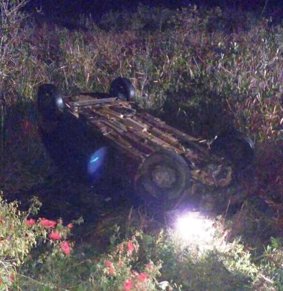 Motorista perde o controle da direção, capota e cai em valo
