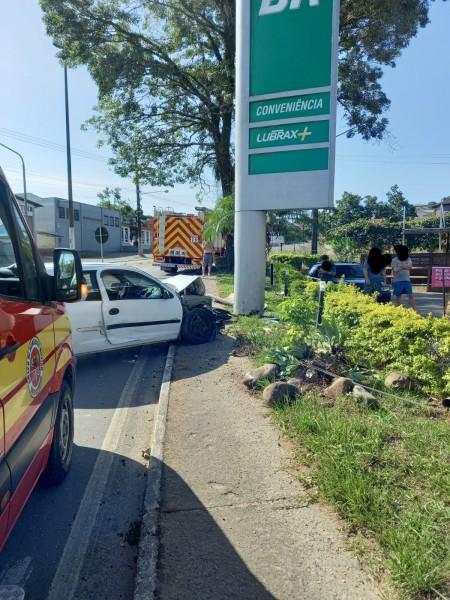 Mulher fica ferida após colidir veículo em placa em Urussanga