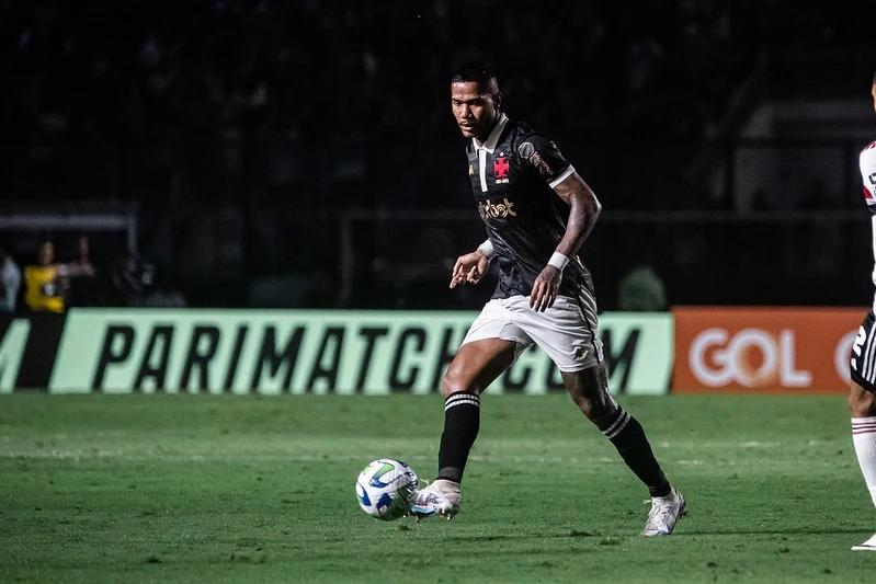 Minutos antes de fechar a janela, Zé Gabriel aparece como reforço do Criciúma
