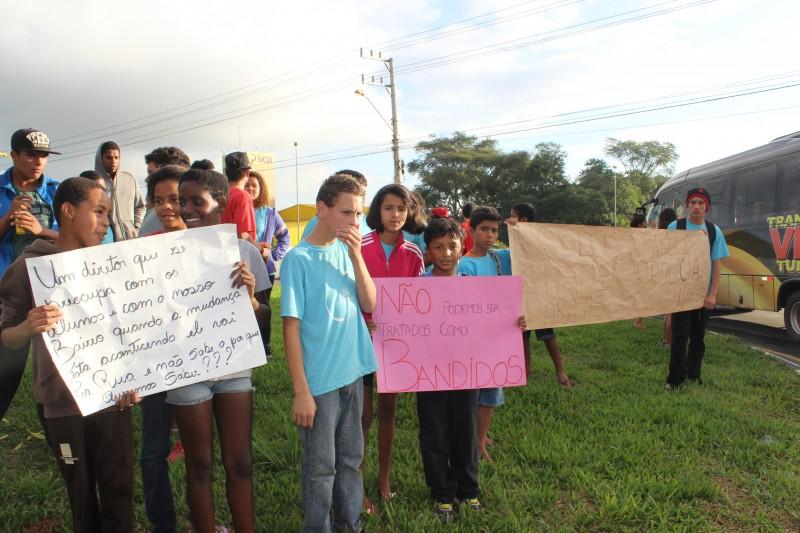 Moradores do bairro Renascer fazem protesto na rodovia Luiz Rosso