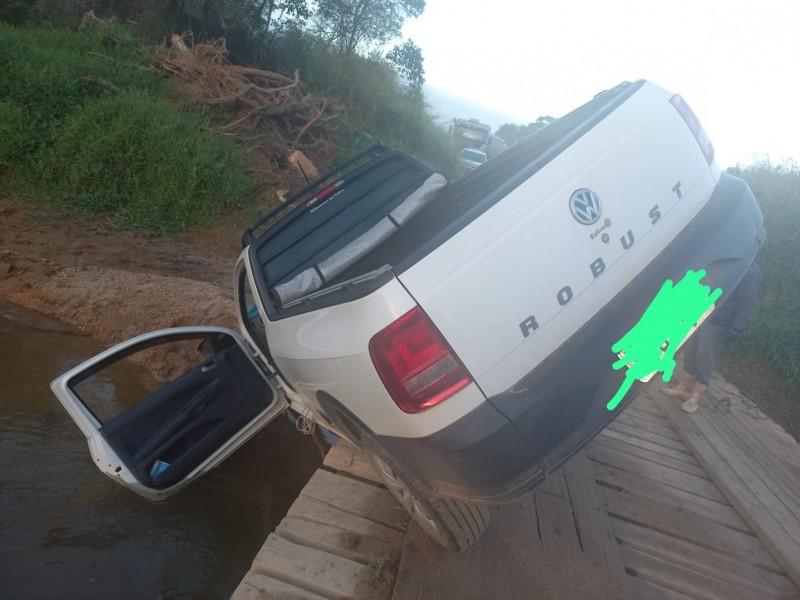 Carro tomba em ponte e vítima é encontrada sem vida dentro de rio