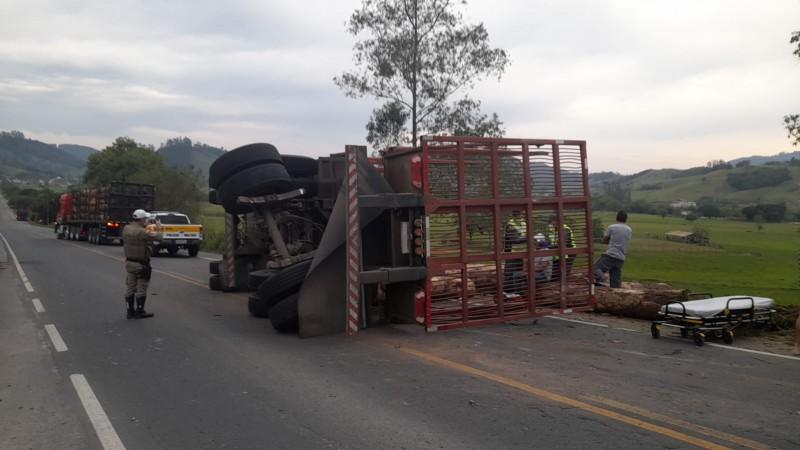 Carreta carregada com madeira tomba na SC-435 em Gravatal e bloqueia meia pista