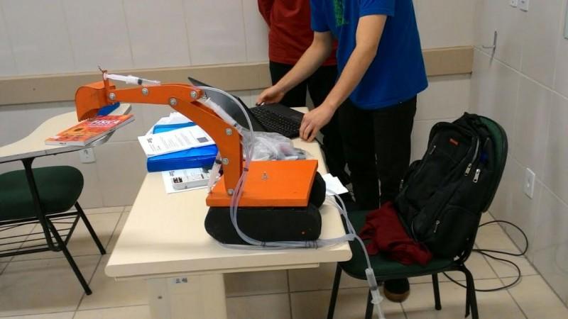VÍDEO: Acadêmicos da Mecatrônica aplicam conceitos de física em experiência