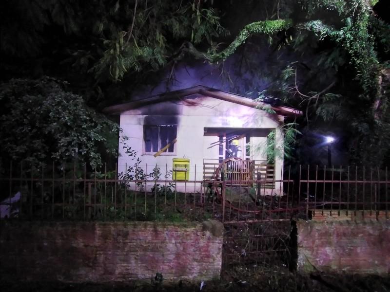 Bombeiros combatem incêndio em residência na cidade de Araranguá 