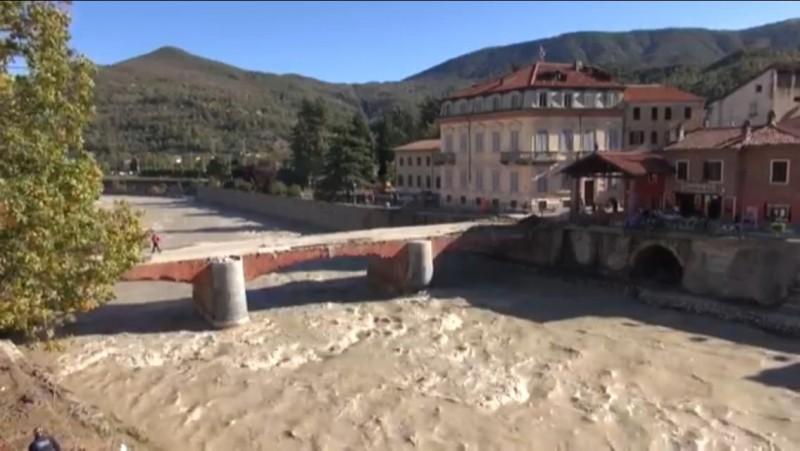 Tempestade Alex deixa rastro de destruição em partes da França e da Itália