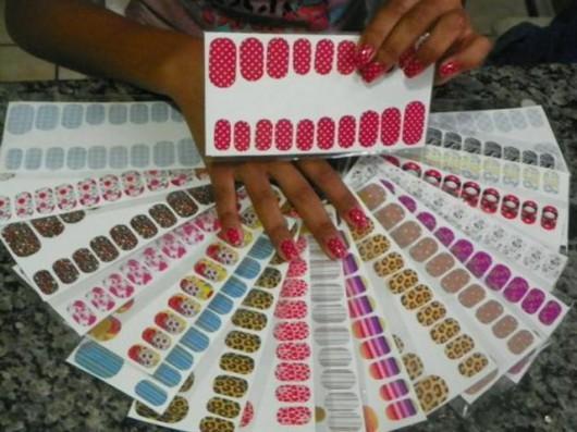Unhas podem ficar mais coloridas e divertidas com adesivos