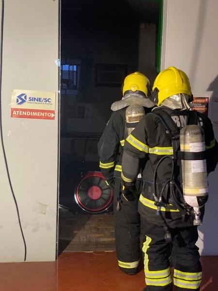 Bombeiros combatem princípio de incêndio na Prefeitura de Turvo