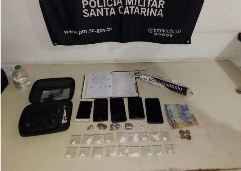 Passo de Torres: PM encontra droga escondida em parede e em casaco; jovens foram presos