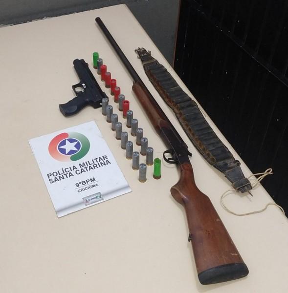 Polícia apreende espingarda e simulacro de arma de fogo em Criciúma 