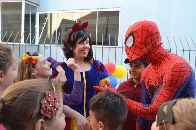 Fantasiados, heróis e princesas levam alegria para a Casa Guido