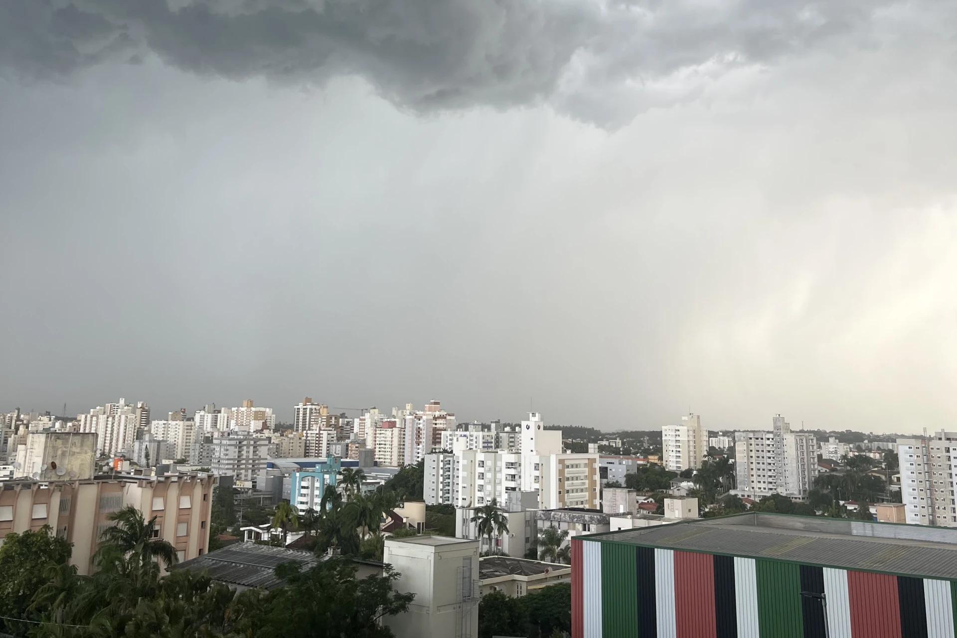 Clima nublado e chuvas leves: confira a previsão do tempo para a semana