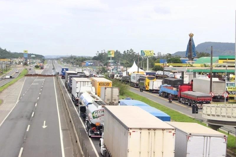 Fetrancesc se posiciona e aponta impactos negativos da paralisação dos caminhoneiros