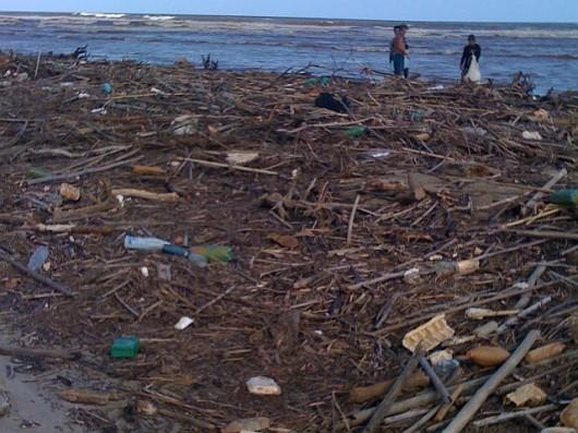 Entulhos tomam conta da orla na Barra Velha e no Torneiro