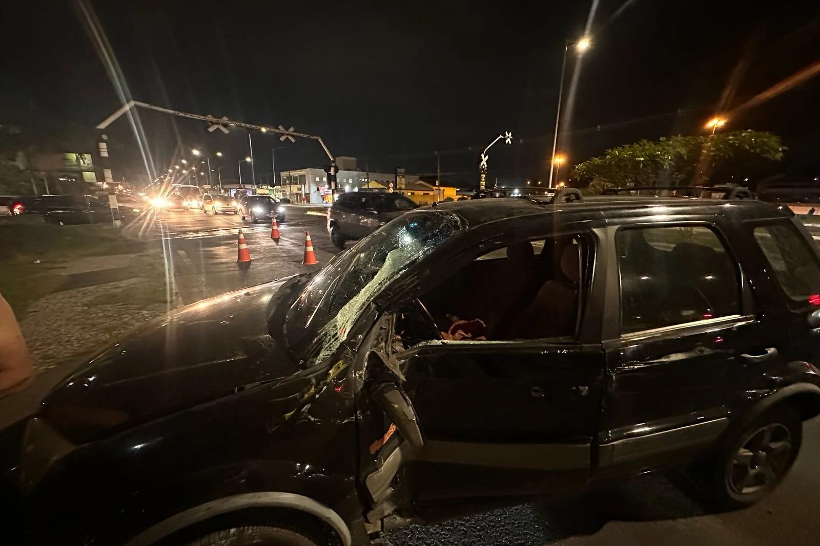 Motorista faz conversão proibida e colide veículo contra ônibus em Criciúma