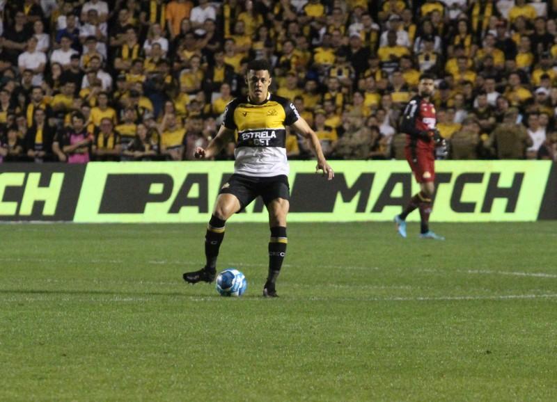 Walisson Maia analisa jogo difícil contra o Guarani, mas ressalta a importância da torcida em Campinas 