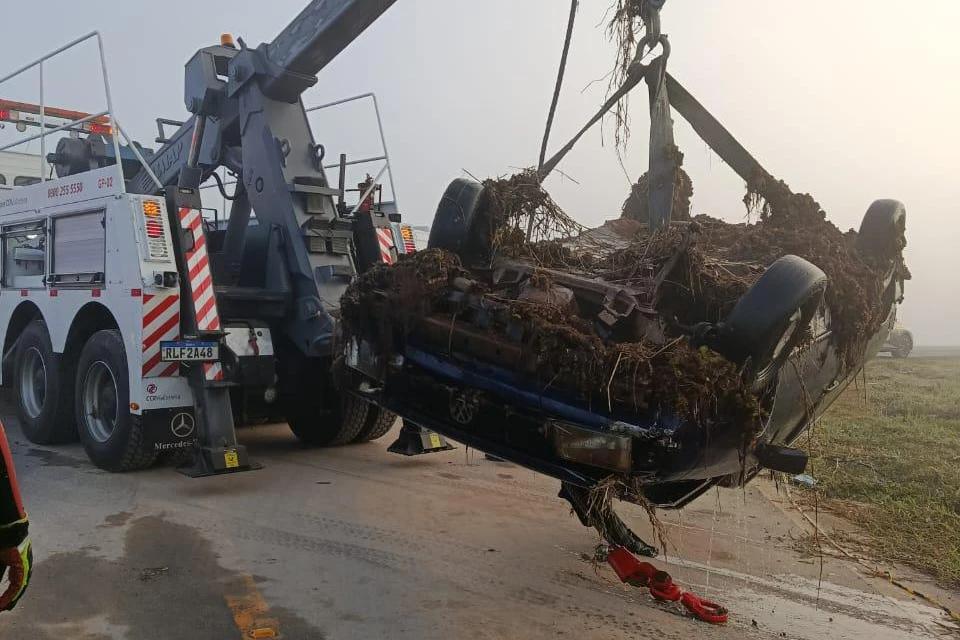 Duas pessoas morrem após carro cair em lago às margens da BR-101