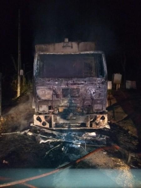 Caminhão da coleta de lixo é destruído por incêndio em Orleans 