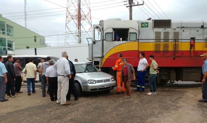Condutora abandona veículo ao deixá-lo “apagar” em trilho