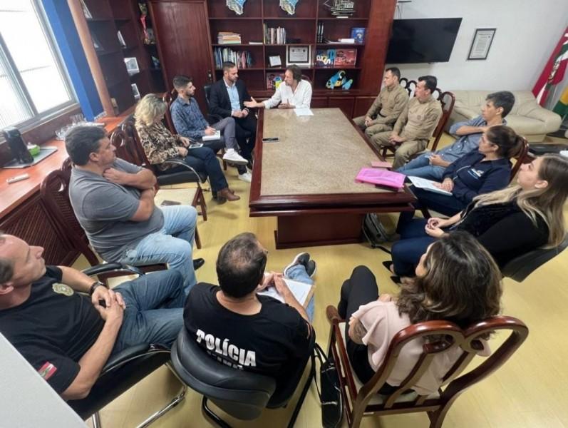 Araranguá: Prefeito realiza reunião sobre medidas de segurança nas escolas