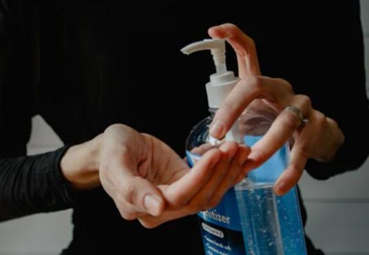 Crianças de 6 e 9 anos sofrem queimaduras durante brincadeira com álcool gel