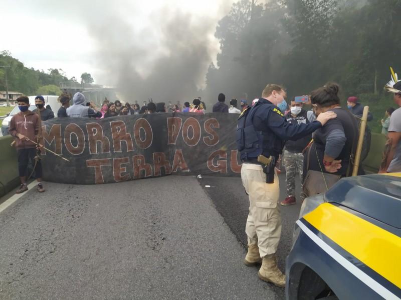 Vídeos: Protesto de indígenas é realizado na BR-101 no Morro dos Cavalos