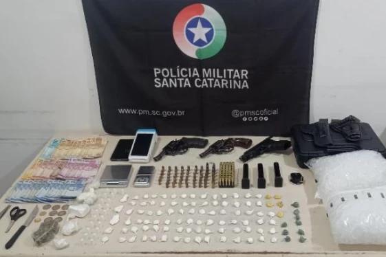 Operação Choque de Ordem: homem é preso por tráfico de drogas e posse de armas em Araranguá