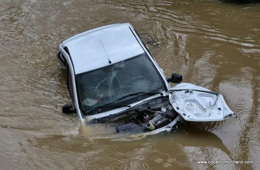Motorista perde controle da direção, cai em rio e abandona veículo