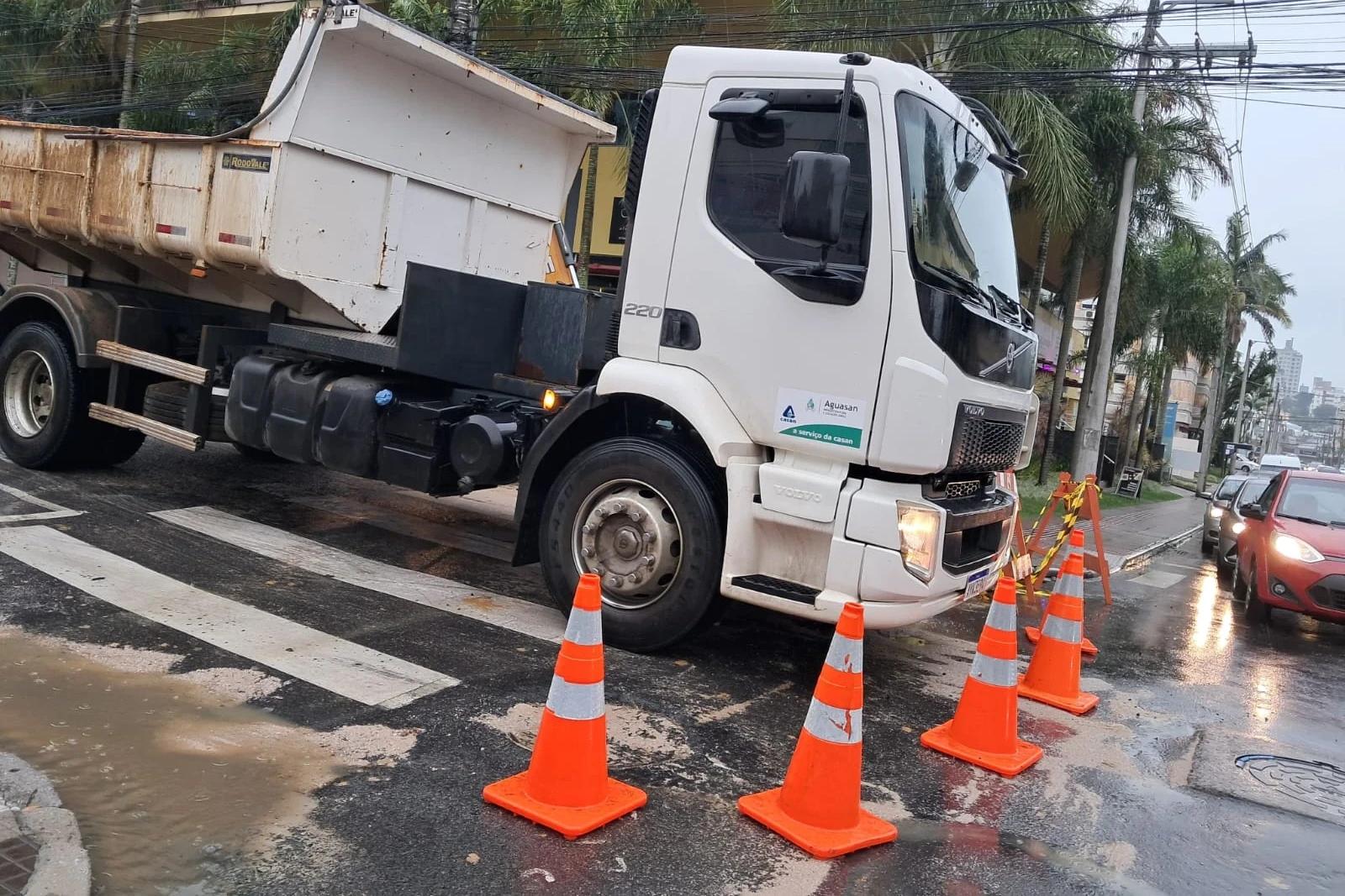 Trânsito em avenida de Criciúma é liberado após vazamento de adutora