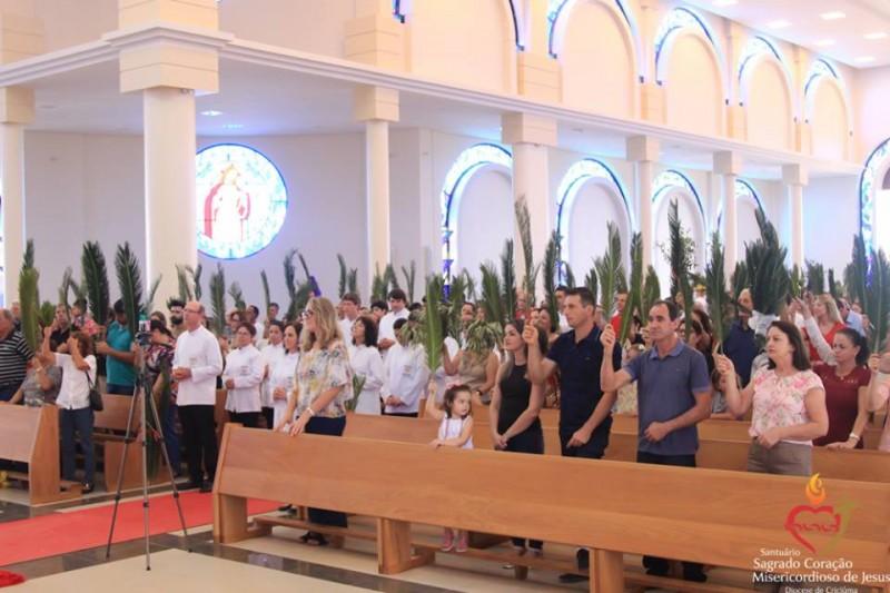 Domingo de Ramos reúne centenas de pessoas no Santuário, em Içara