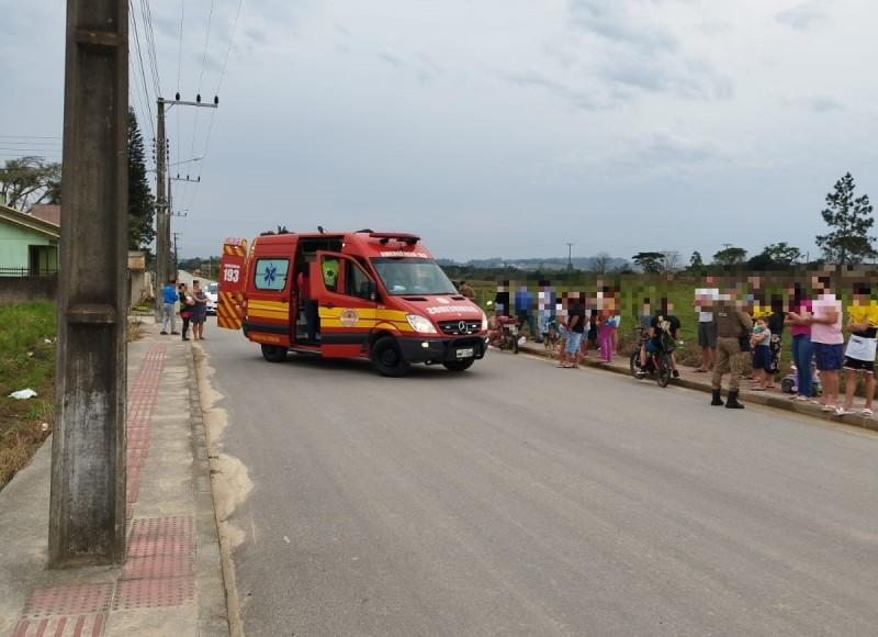 Motociclista e caroneira ficam feridos em acidente em Treze de Maio