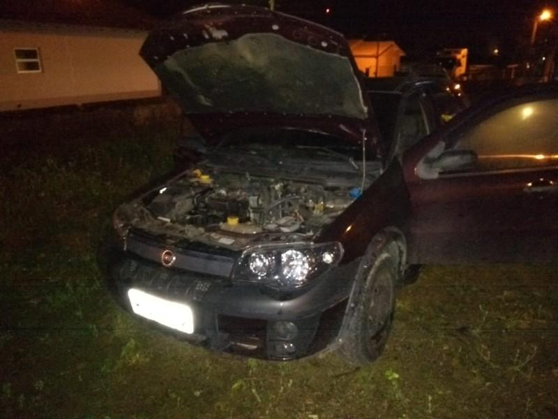 Veículo é atingido por incêndio em Tubarão 