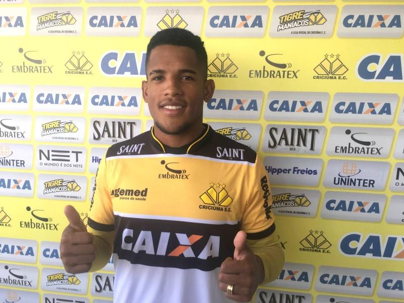 Árbitro registra troca de ofensas para justificar expulsão de Vitor Feijão