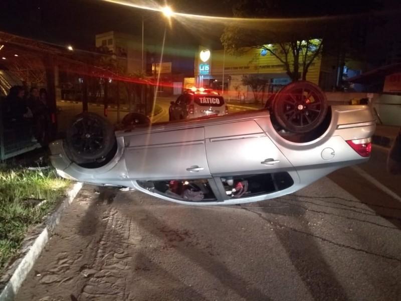 Motorista dorme no volante e capota veículo ao lado do Terminal Central