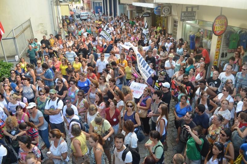 Professores do Estado podem entrar em greve nesta terça-feira